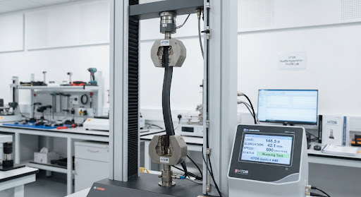 Universal tensile testing machine in the quality laboratory